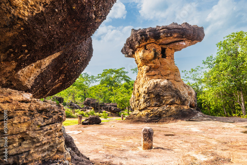 Fotografía Nang U-sa's tower, sand stone pillar in Phu Phra Bat historical park, Udon Thani province, Thailand