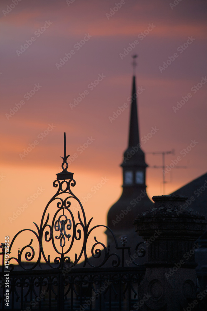 Obraz premium Photo du clocher de la maison mère des frères La Mennais à la mairie de Ploërmel avec le portail, Morbihan, Bretagne (vertical 2)