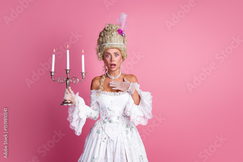 Foto Sophisticated woman dressed in vintage European baroque costume holding candelab