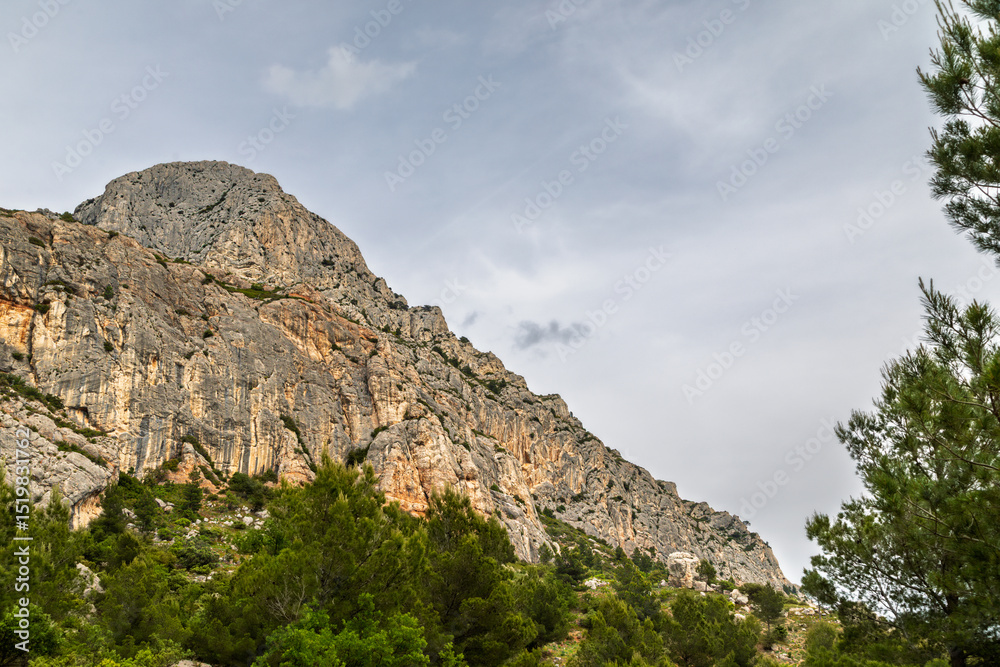 Fototapeta premium the ridges of the Sainte Victoire mountain range on a cloudy spring day