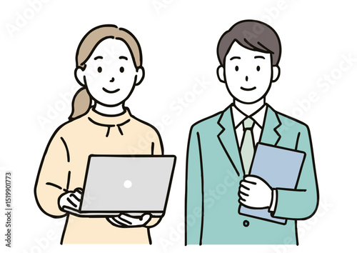 ノートパソコンで作業する女性と資料を持つ男性