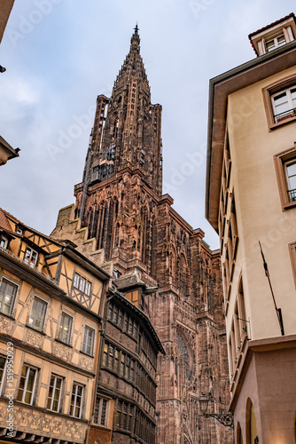 Cathédrale de Strasbourg en contreplongée au milieux d'immeubles typiques