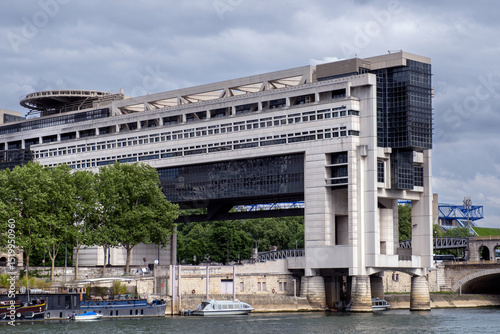 vue du ministère de l'économie et des finances françaises des quais de Seine dans la ville de Paris en France