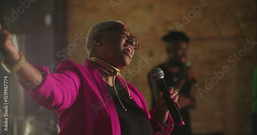 Quadro su tela Evangelical preacher passionately addressing congregation, close-up profile, sil