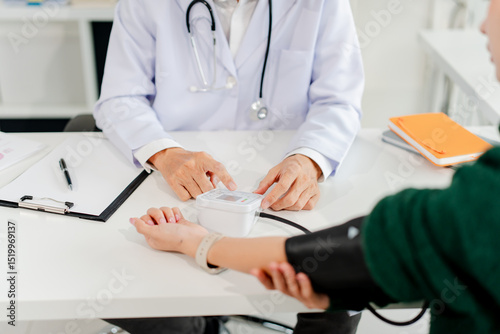Consult with doctors and nurses in the clinic to measure blood pressure, check health and give health advice at the clinic. Diagnose elderly patients and specialist doctors with support. Check high bl
