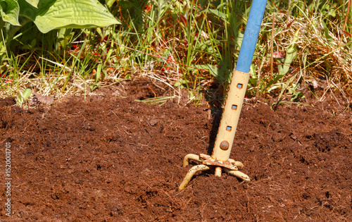 Garden claw tool and soil