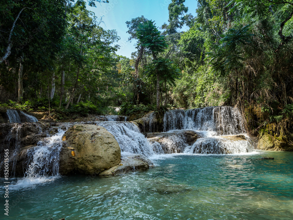 Naklejka premium Beautiful cascades of Kuang Si waterfalls in Luang Prabang, Laos.