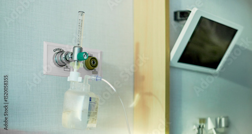 Oxygen flow regulator built into a hospital wall for patient respiratory support. Essential medical device for hospital care and monitoring of vital functions in clinical environments.