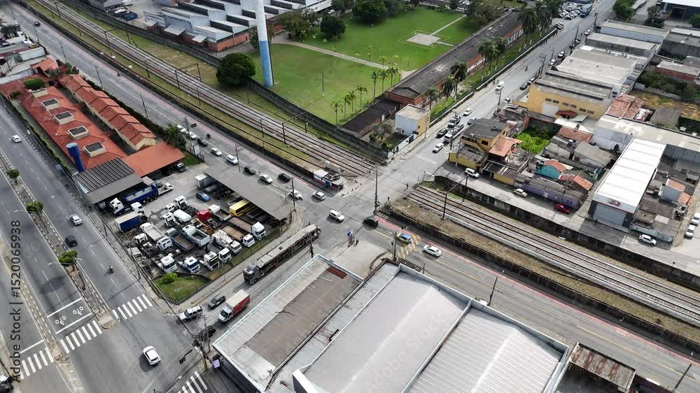 Vídeo aéreo revela o tráfego urbano na cidade de Mogi das Cruzes com veículos em movimento por avenidas centrais e cruzamentos estruturados