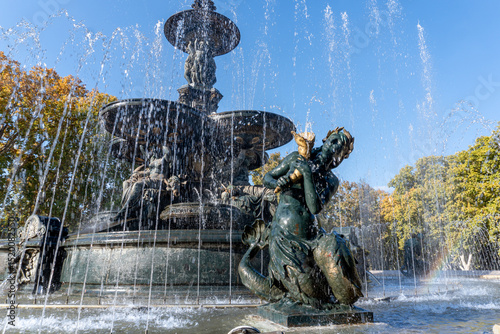 Fuente de agua hermosa clásica con sirena mujer mitológica europea photo