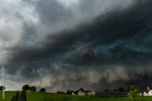 Aufziehendes, heftiges Gewitter über Bayern