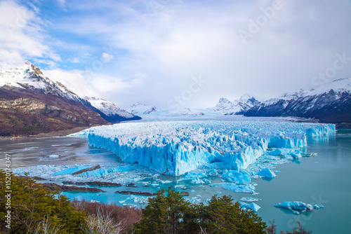 Perito Moreno Glacier in Calafate Patagonia - Glaciar Perito Moreno en Calafate Patagonia