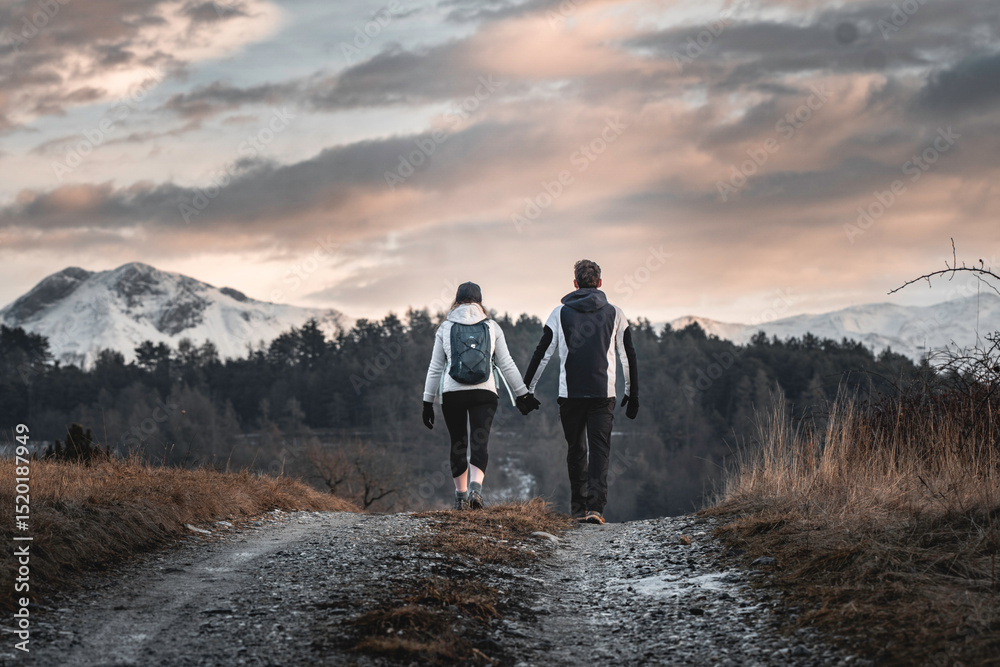Fototapeta premium Un jeune couple en randonnée !