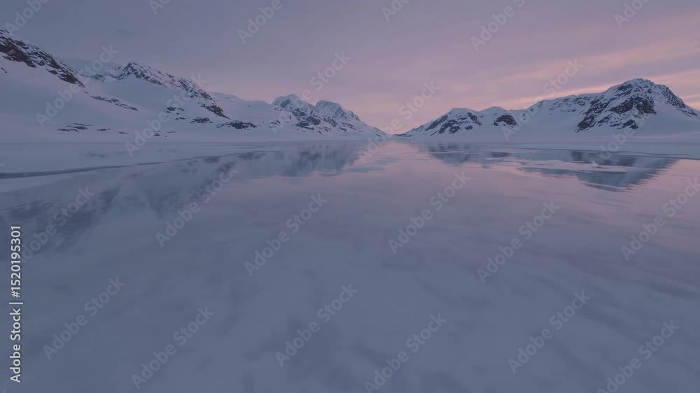  Paysage glacé au crépuscule avec montagnes enneigées reflétées sur un lac gelé