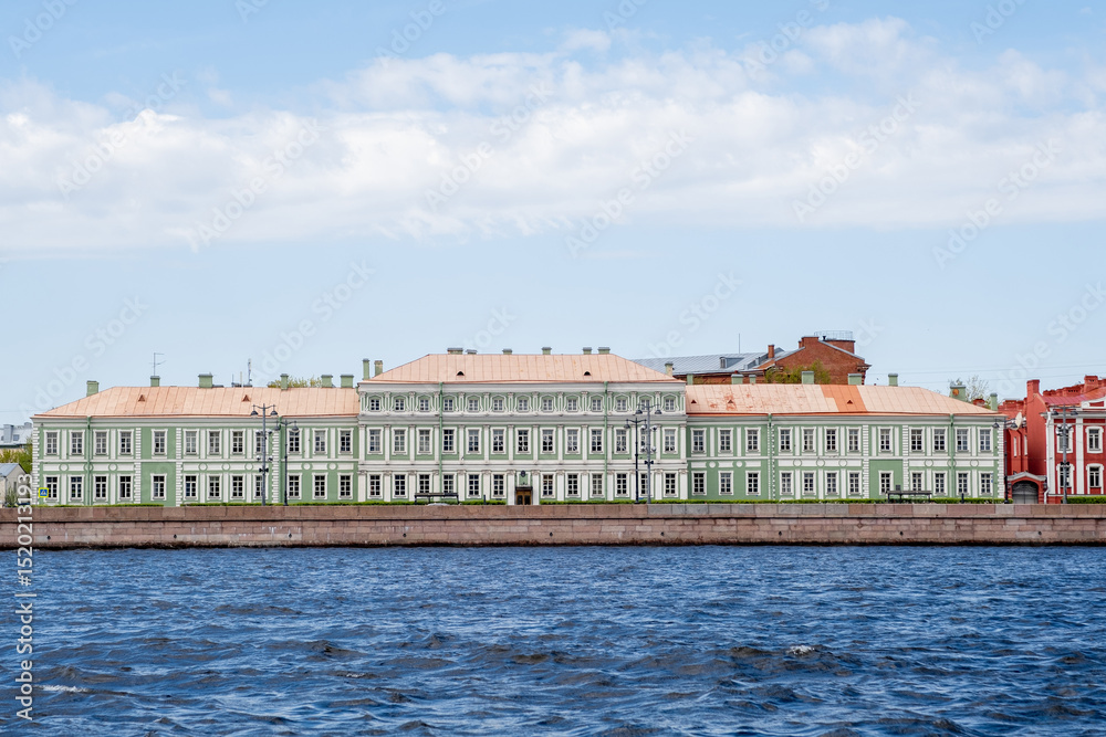Obraz premium Exploring the Historic Architecture Along the Canals of St Petersburg Under a Clear Blue Sky in Springtime