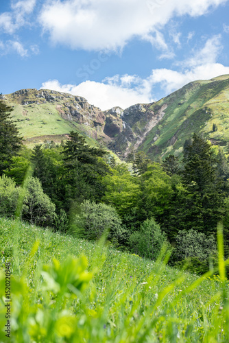 La randonnée pour le sommet du Puy de Sancy au printemps, en Auvergne dans le massif central Mont-Dore