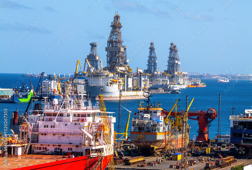 Fototapeta premium Hafen Las Palmas Gran Canaria, Spanien. Schiffe in der Werft/Trockendoch, im intergrund Halbtaucher Bohrplattform-Schiffe