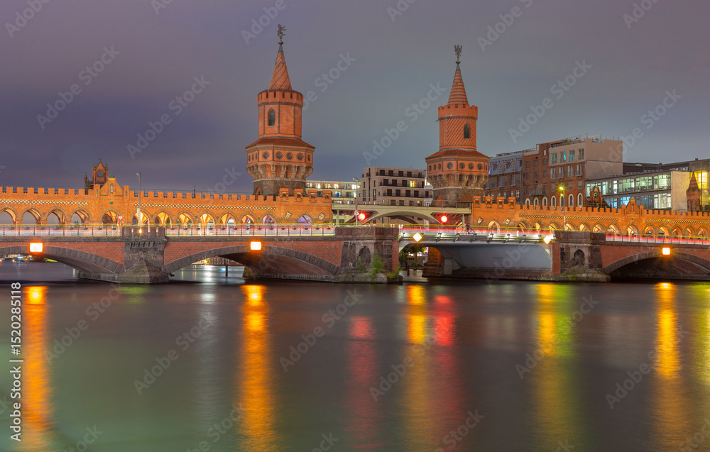Fototapeta premium Oberbaum Bridge at sunset in Berlin Germany