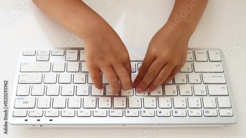キーボードを使う女の子の手元（4歳、日本人、顔無し）