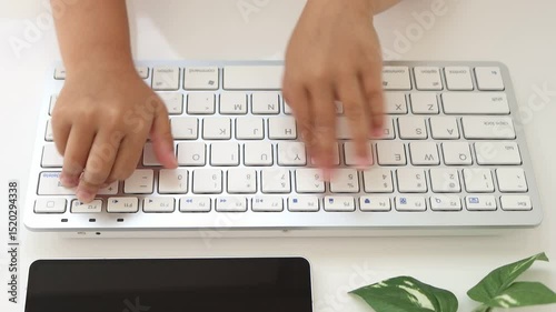 キーボードを使う女の子の手元（4歳、日本人、顔無し）