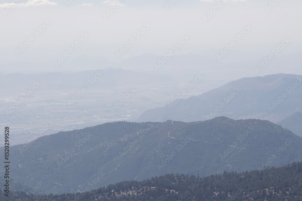 Obraz premium Mountains, valleys, lake, cloud view of Idyllwild from top of Tahquitz peak hike in Idyllwild San Jacinto mountains california