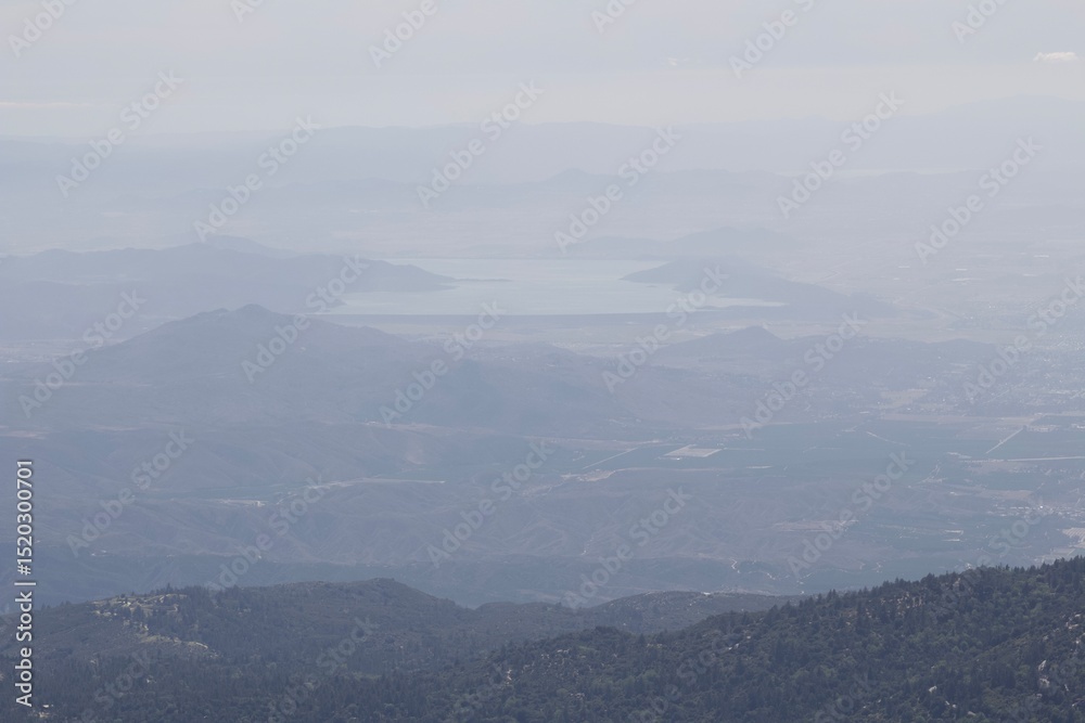 Fototapeta premium Mountains, valleys, lake, cloud view of Idyllwild from top of Tahquitz peak hike in Idyllwild San Jacinto mountains california