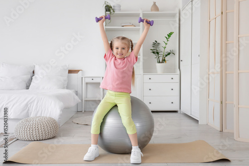 Sporty little girl with dum...