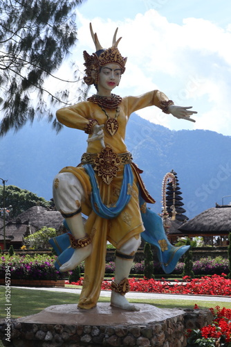 Wallpaper Mural Bali, 30 April 2025 - Ulun Danu Lake Temple, Bali, Indonesia, Religious Tourism Torontodigital.ca