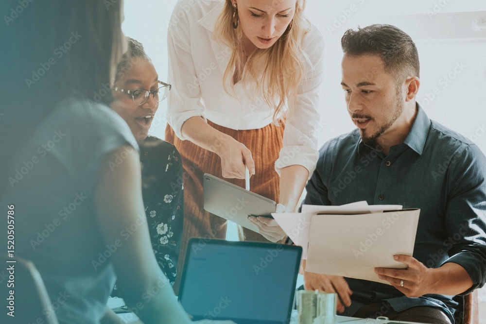 Obraz premium Business people working with a digital tablet in a meeting