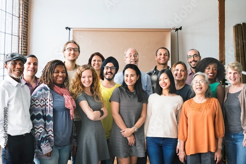 Foto A team of diverse people doing a group photo