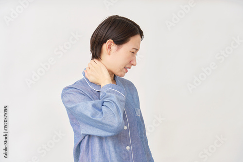 Papier peint パジャマ姿の女性　寝違え　白背景