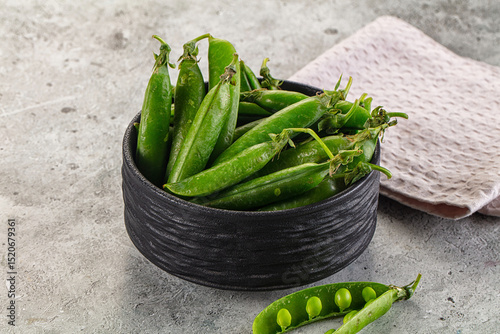 Ripe swwet organic green peas photo