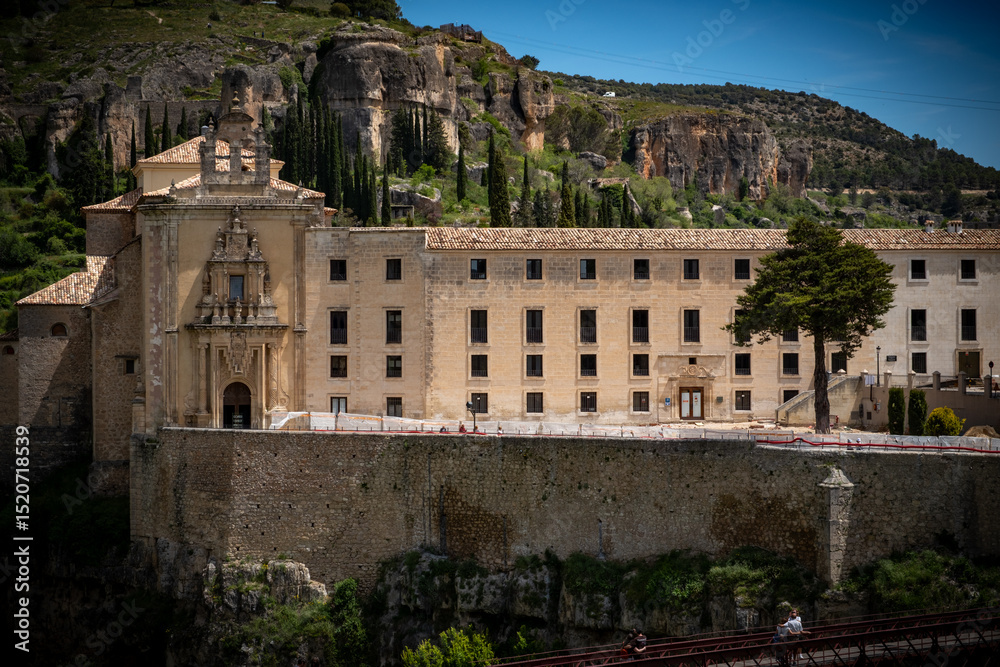 Fototapeta premium Vista de la ciudad medieval de Cuenca, situada en los acantilados en España. 