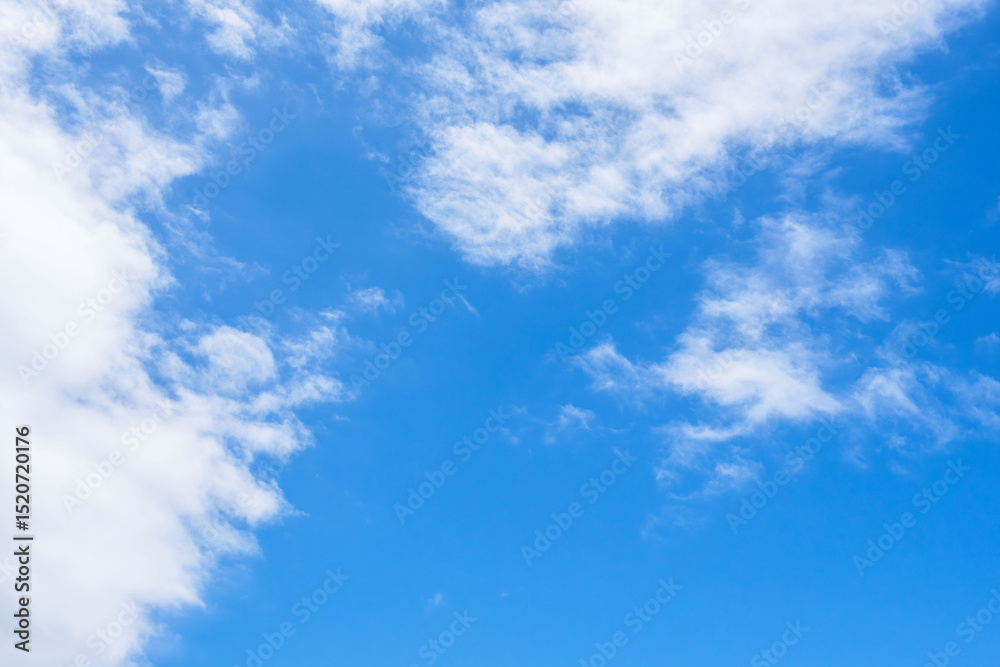Fototapeta premium 雨上がりの澄んだ青空と白い雲10