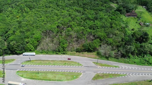 O tráfego na rodovia que liga Belém a Mosqueiro, cortando a floresta amazônica, estado do Pará, Brasil, obtida com sobrevoo de drone.
