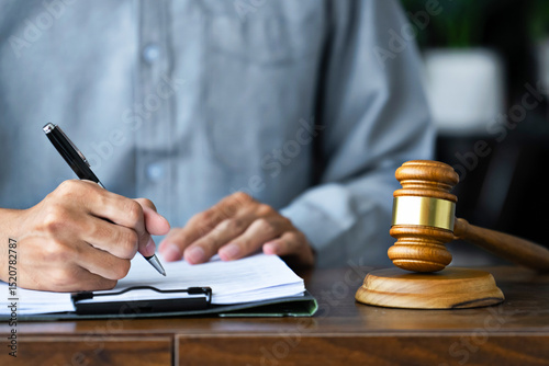 Fotografi trusted lawyer and client finalizing legal documents and agreement at office bef