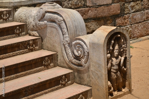 escalier en pierre sculpté sur le site d’Anuradhapura au Sri Lanka