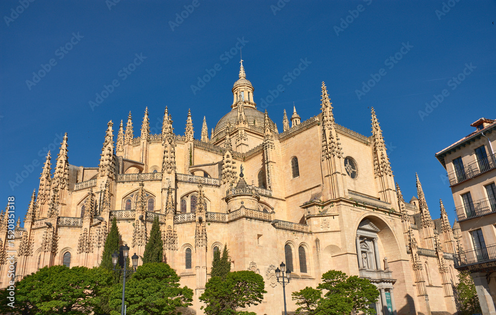 Fototapeta premium Gothic architecture of the Segovia Cathedral illuminated by sunlight in early morning