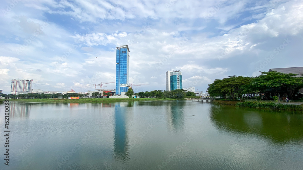 Naklejka premium City view of buildings by the lake.