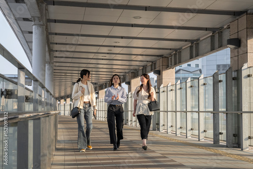 Wallpaper Mural Z世代のビジネスシーン Torontodigital.ca