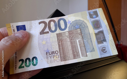 Banconote da 200 euro nelle mani di un uomo - ricchezza photo