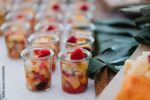 Leckeres Fruchtdessert auf einem sommerlich angerichteten Früchten in kleinen Gläsern