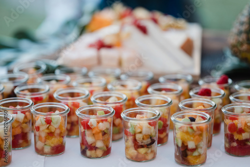 Leckeres Fruchtdessert auf einem sommerlich angerichteten Früchten in kleinen Gläsern