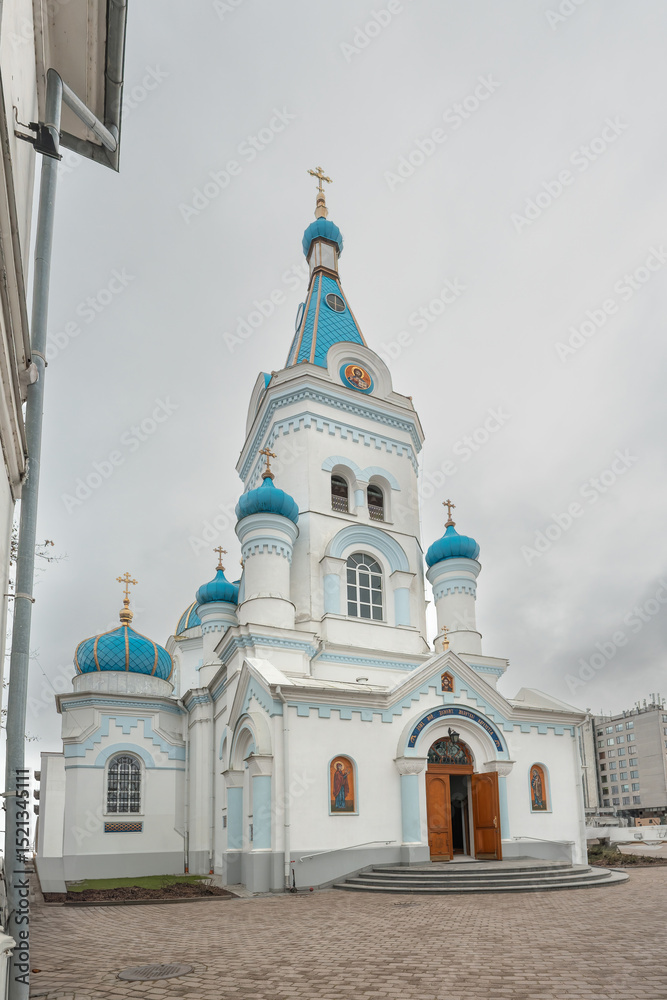 Fototapeta premium Orthodox Church Street in the Snowfall