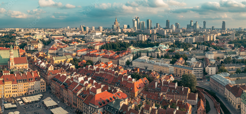 Obraz premium Old city in Warsaw panorama, view from above to the old and new city
