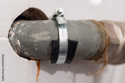 Quadro su tela Pipe repair clamp tightly secures rubber patch on old pipe, demonstrating emergency plumbing fix for leaks in residential maintenance