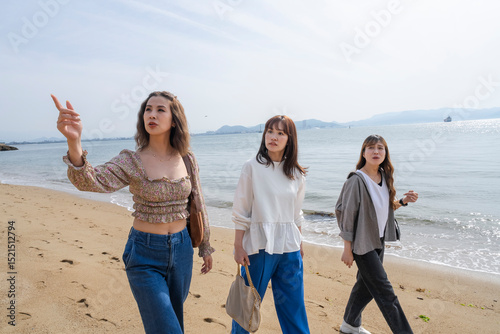 友人たちと旅する女性