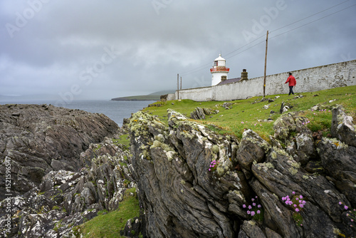 irische Küste mit Felsen und Ballyglass Lighthouse