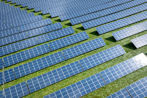 Große Freiflächen-PV Anlage , Luftbild von den aufgereihten Solarmodulen.