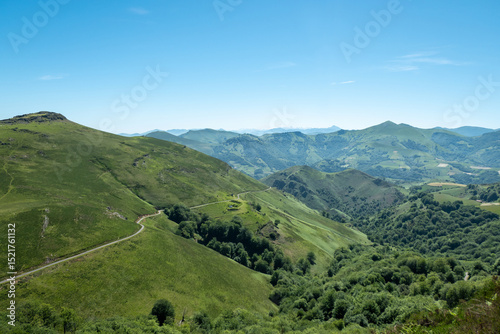 A beleza da montanha Autza nos Pirenéus Atlânticos com uma estrada a cortar a verde paisagem em França photo